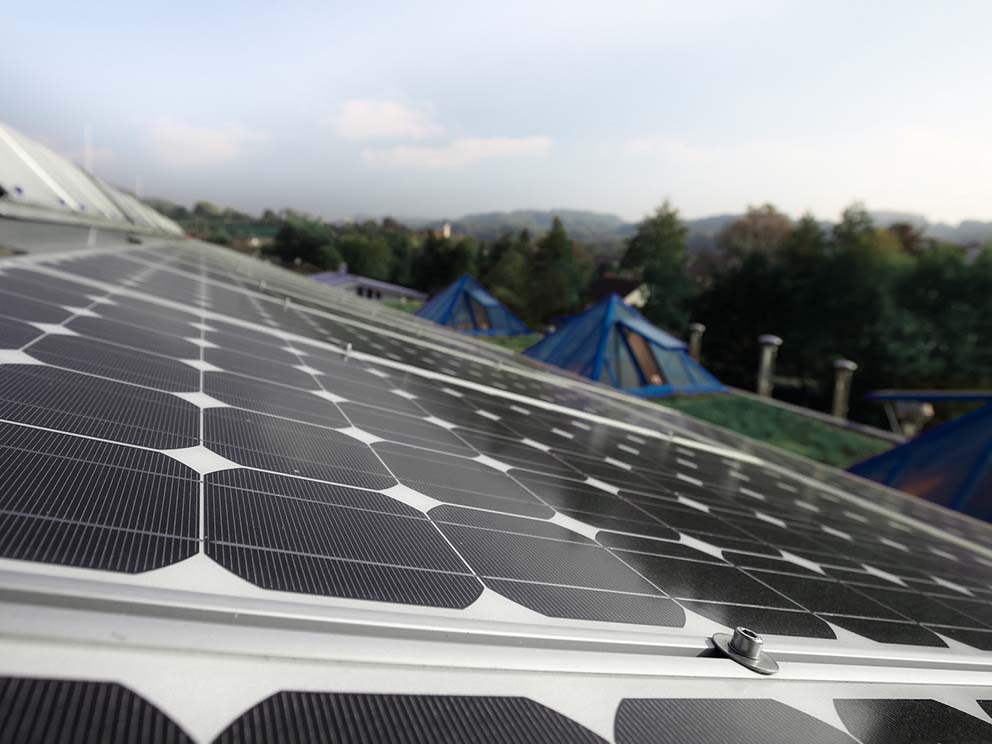 Moderne Photovoltaik-Anlage auf dem Dach des Firmengebäudes von MAYKA
